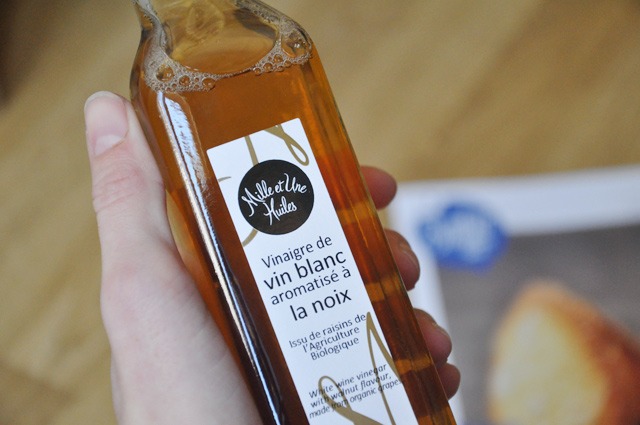 Vinaigre blanc aromatisé à la noix dans la box de produits gourmands