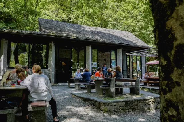 Grotto au Tessin au Val Verzasca