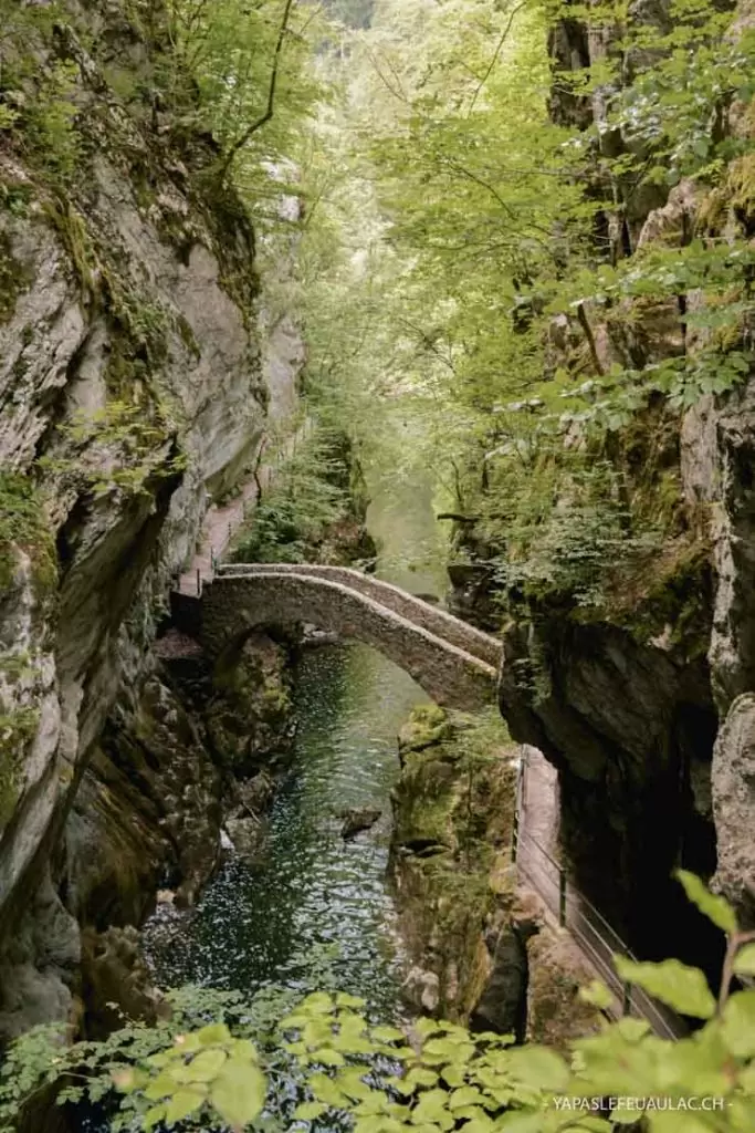 Balade à Neuchâtel (Suisse): les gorges de l'Areuse -D'autres idées sur le blog suisse Yapaslefeuaulac.ch de la blogueuse et journaliste Kantutita