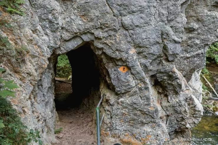 Le chemin des Gorges de l'Areuse passe dans la roche!