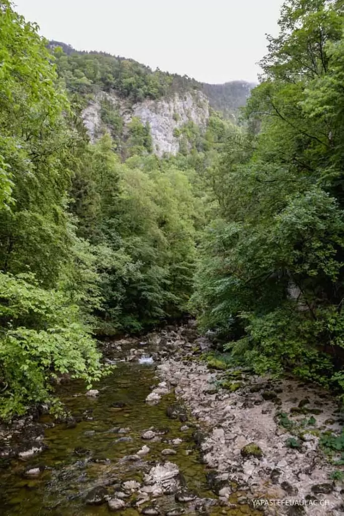Au Val de Travers - au départ de la balade le long de la rivière, l'Areuse